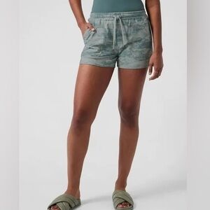 Athleta Farallon Short in Fog Camo Coast Greyhounds M